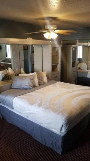 Hotel 5 Beds & 3 Baths Sleeps 11 Hotel Room Suite 102 Booking